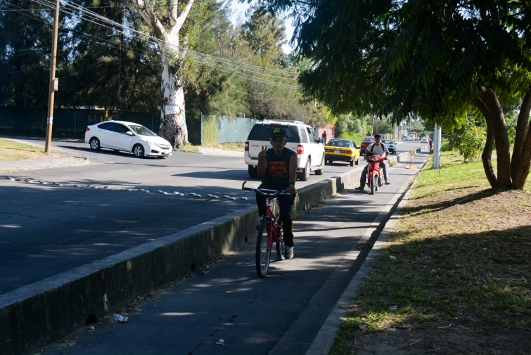 Motociclista invadiendo la ciclovía en Av. Juan de La Barrera