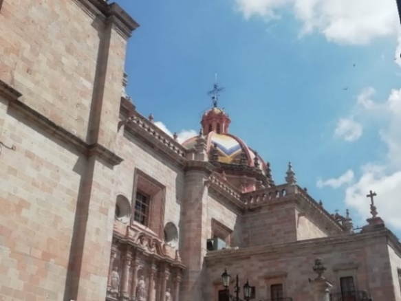 Detalle de la fachada sur de la Catedral Basílica de Nuestra Señora de San Juan de los Lagos