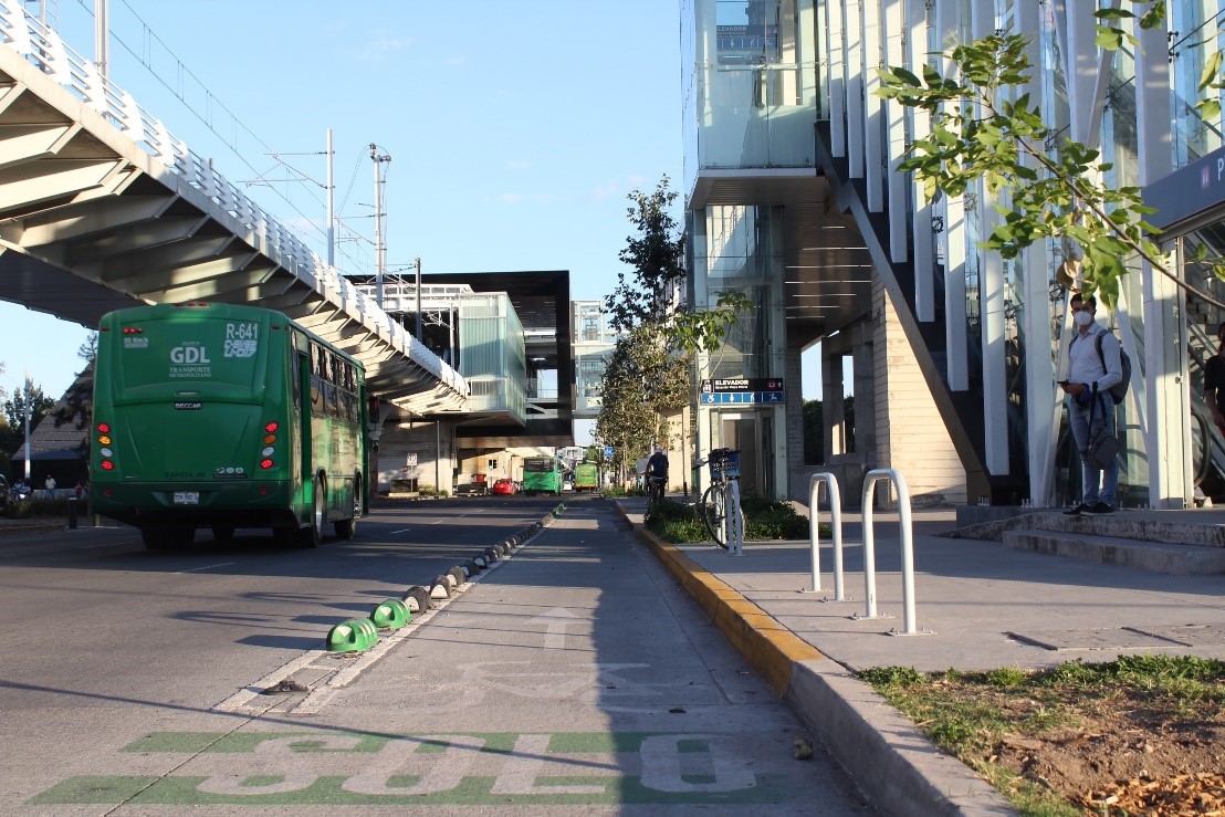Área 3. Entrada de la estación Plaza Patria por Av. Ávila Camacho en sentido “Central camionera”