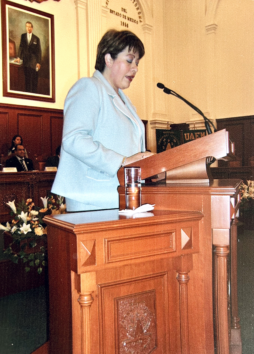 Doctora Graciela Suárez en el Aula Magna de la Uaeméx